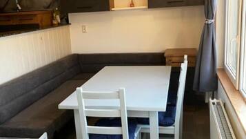 Appartement (One Bedroom Apartment with Balcony) | Salle Ă manger