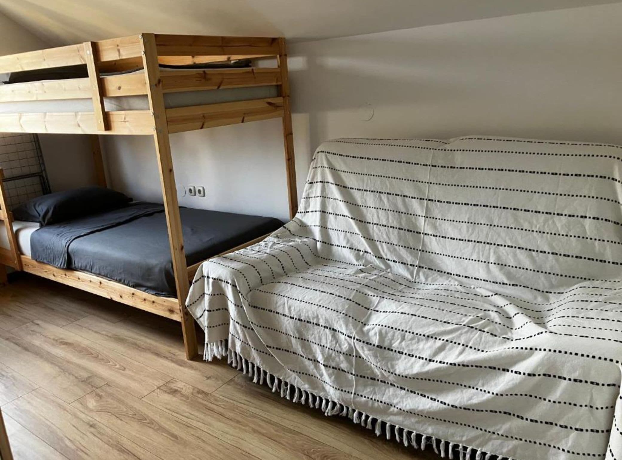 公寓 (One Bedroom Apartment with Balcony)