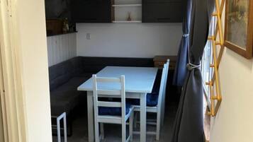 Apartment (One Bedroom Apartment with Balcony) | Dining room