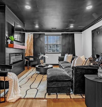 Onyx Oasis 2 Bedroom Condo FREE Parking