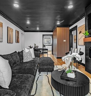 Living area - Onyx Oasis 2 Bedroom Condo FREE Parking (Memphis)