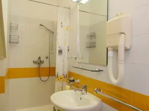 Hus (Three bedroom house) | Badrum | Handdukar