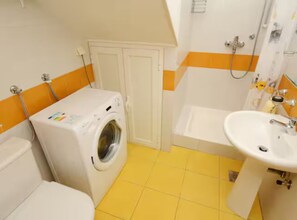 Hus (Three bedroom house) | Badrum | Handdukar