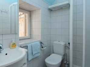 Hus (Three bedroom house) | Badrum | Handdukar