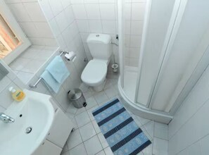 Hus (Three bedroom house) | Badrum | Handdukar