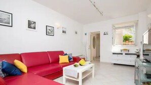 Nhà (Three bedroom house) | Phòng khách | TV màn hình phẳng 32-inch có truyền hình cáp 