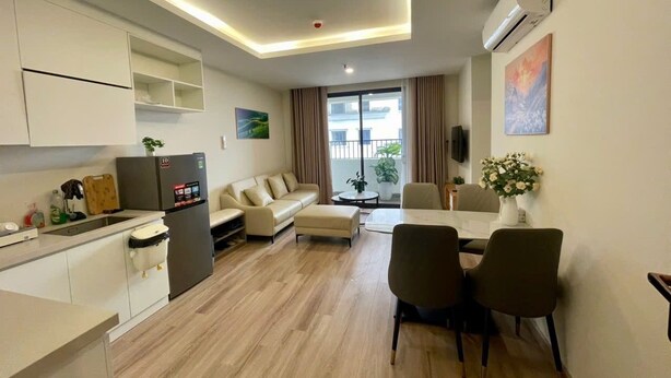 Un apartamento moderno con cocina, comedor y sala de estar.
