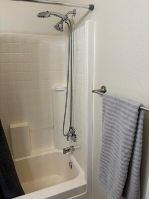 Regadera, toallas, jabón, papel de baño 