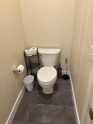 Regadera, toallas, jabón, papel de baño 