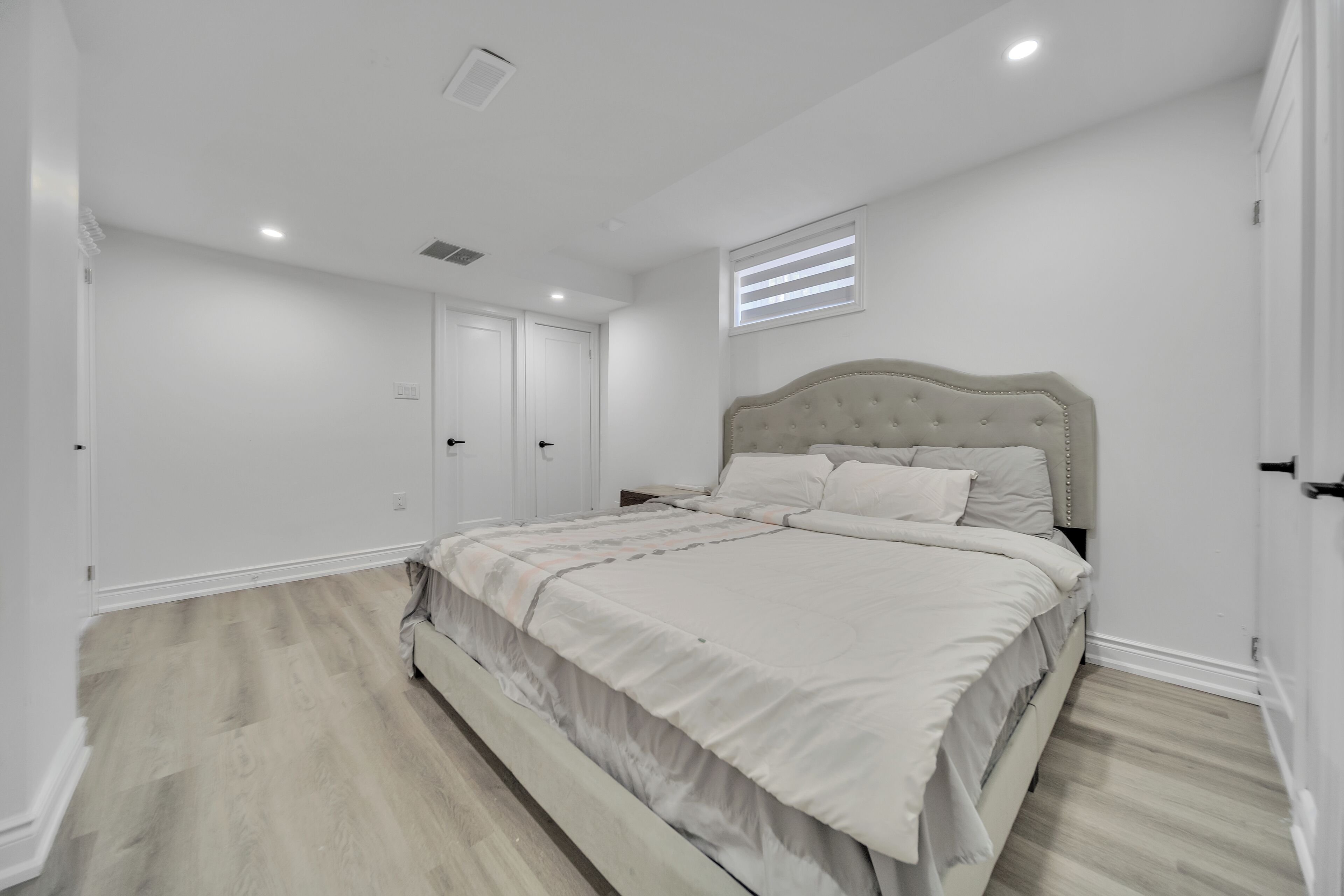 5 habitaciones, tabla de planchar con plancha, wifi y ropa de cama 