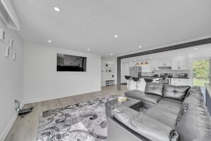 Living area - Beautiful Villa on Hill (Caledon East)