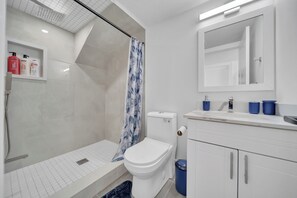 Shower, bidet, towels, soap - Beautiful Villa on Hill (Caledon East)