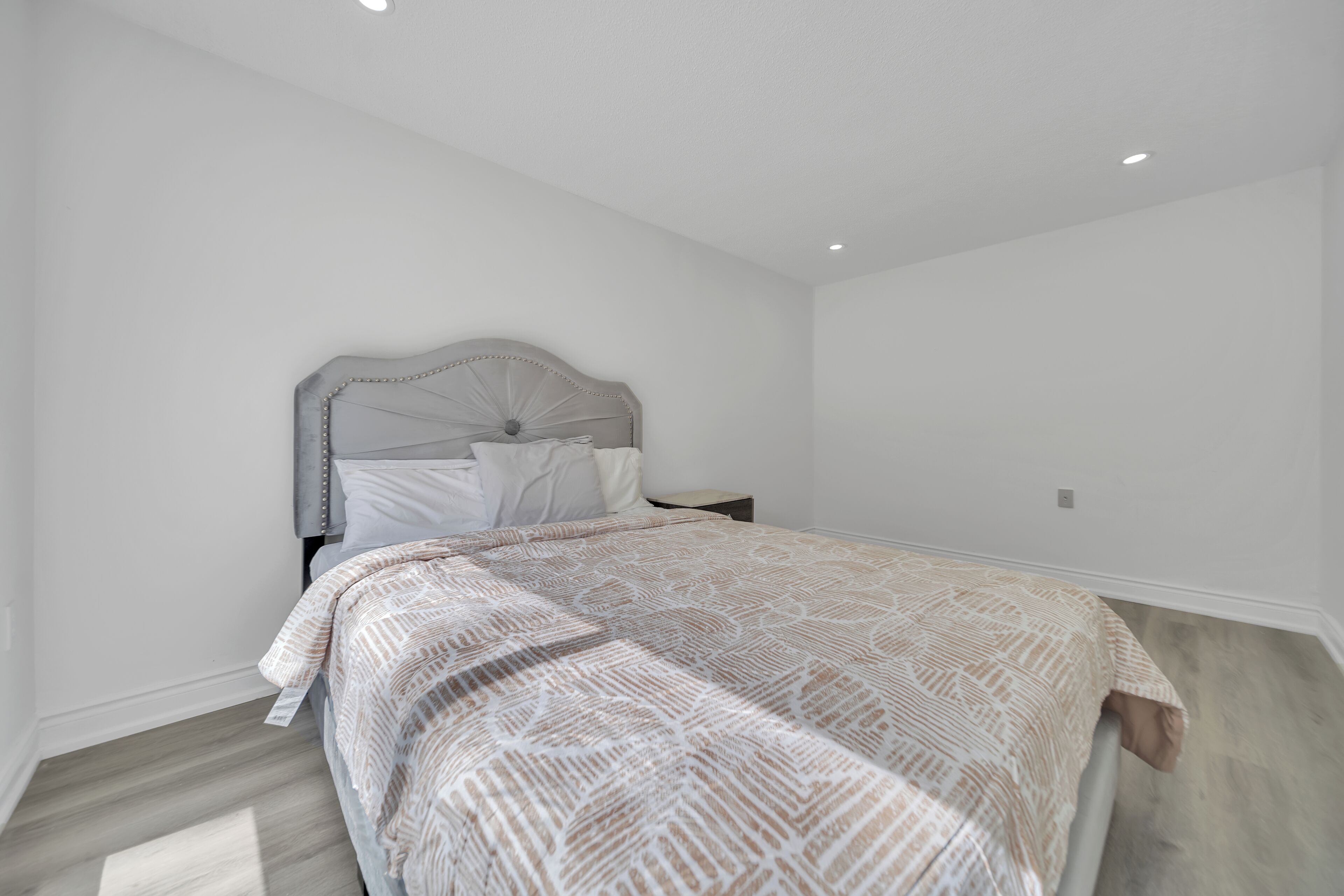 5 bedrooms, iron/ironing board, WiFi, bed sheets