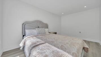 5 bedrooms, iron/ironing board, WiFi, bed sheets