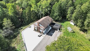 Exterior - Beautiful Villa on Hill (Caledon East)