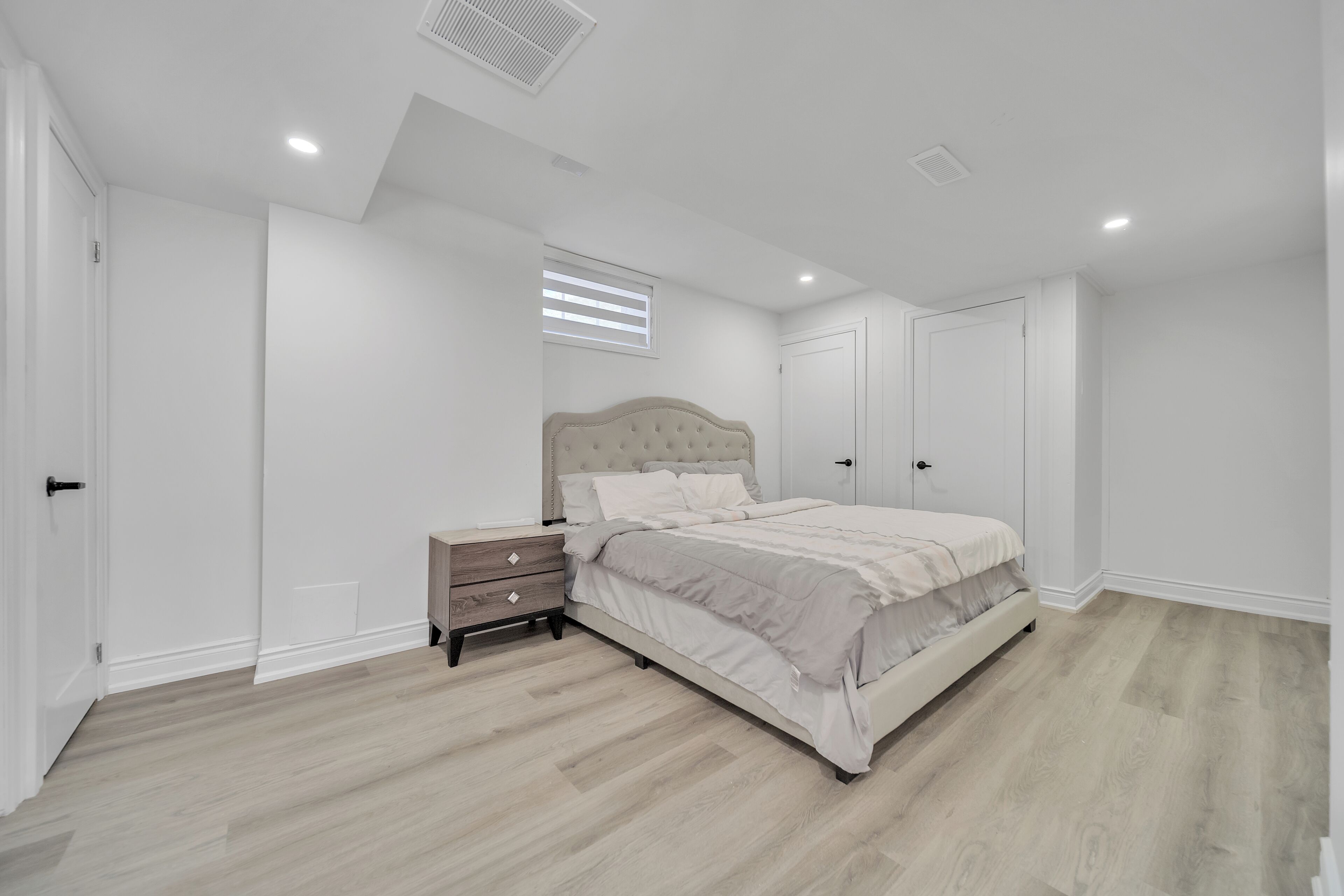 5 bedrooms, iron/ironing board, WiFi, bed sheets