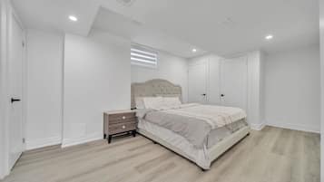 5 bedrooms, iron/ironing board, WiFi, bed sheets