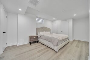 5 bedrooms, iron/ironing board, WiFi, bed sheets - Beautiful Villa on Hill (Caledon East)