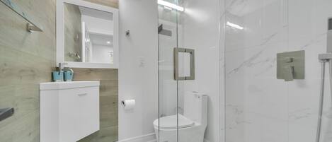Dusche, Bidet, Handtücher, Seife