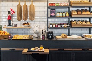 Daily buffet breakfast for a fee - Moxy Aarhus (Aarhus)
