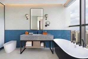 Suite supérieure, 1 très grand lit, vue sur la ville | Salle de bain