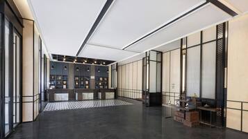 Lobby-lounge