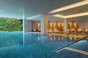 4 piscinas cubiertas, una piscina al aire libre de temporada, sombrillas