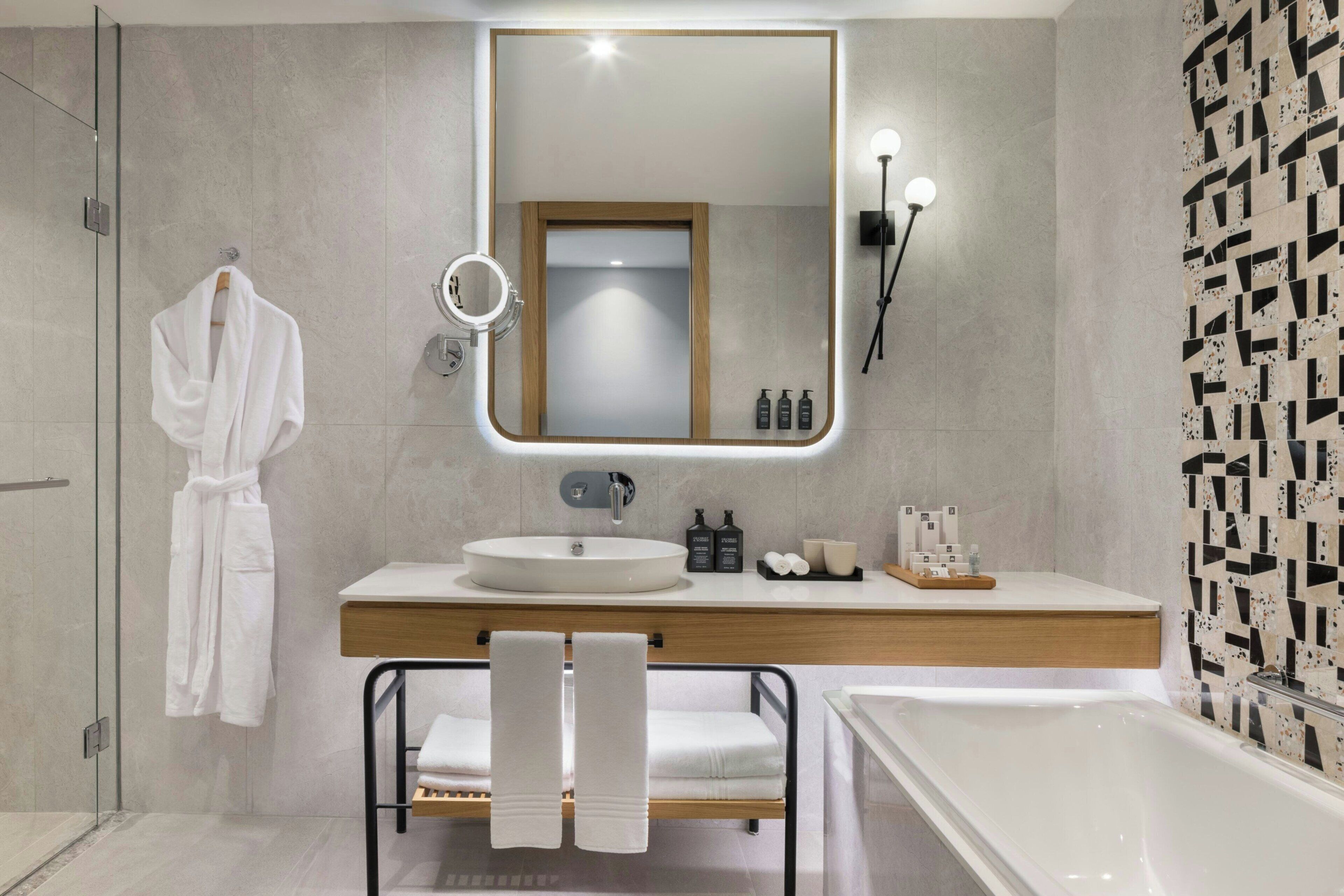 Chambre Deluxe, 1 très grand lit et 1 canapé-lit, vue ville