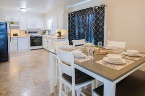 Dining - 3-BDR King Suite in Mount Washington Fenced yard minutes from Louisville (Mount Washington)