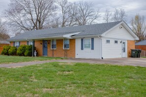 Exterior - 3-BDR King Suite in Mount Washington Fenced yard minutes from Louisville (Mount Washington)