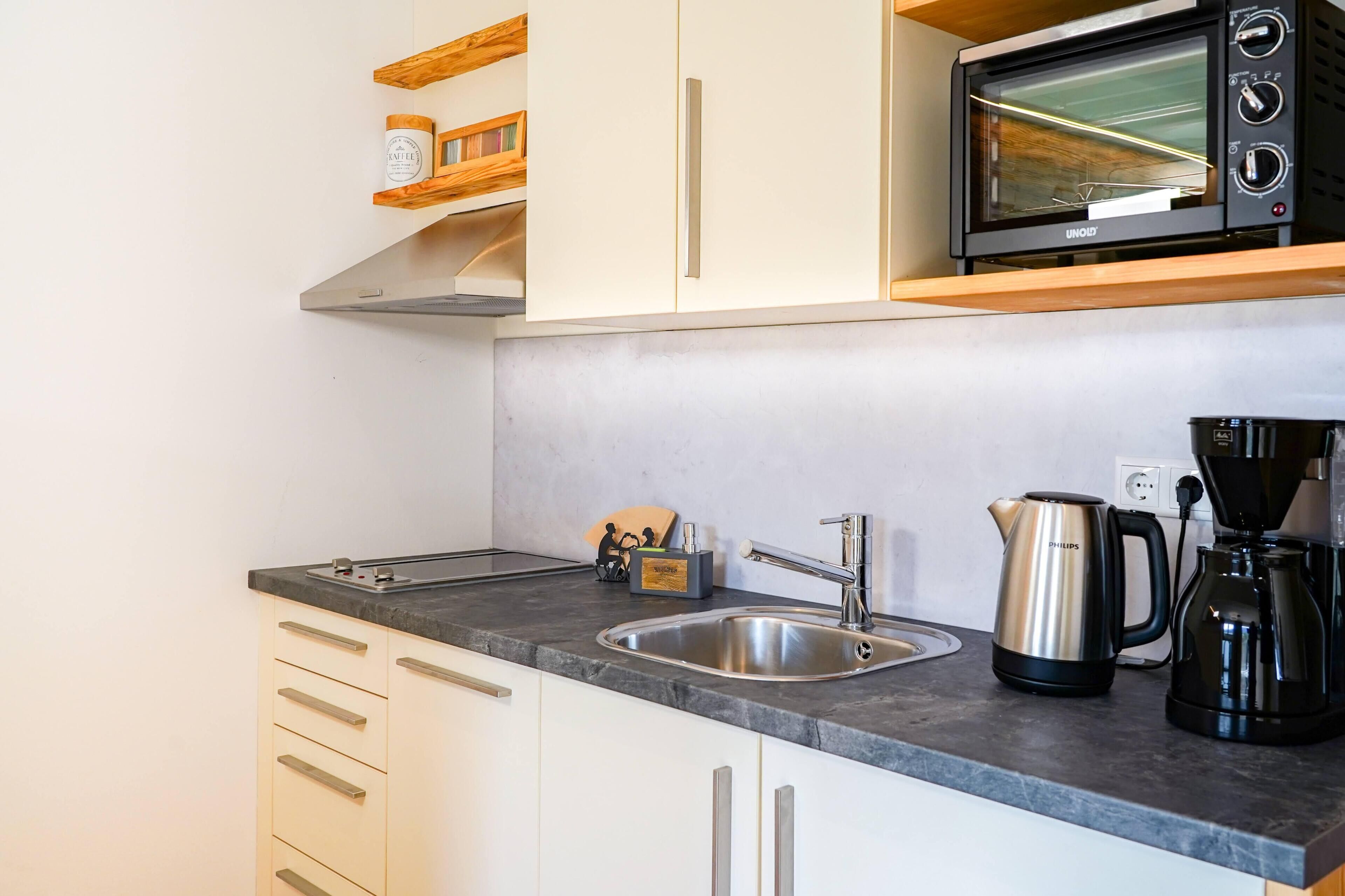 Kühlschrank, Mikrowelle, Herdplatte, Geschirrspüler