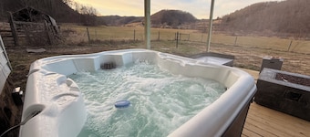 Peaceful 4-bedroom farmhouse with hot tub close to ATV trails and WinterPlace