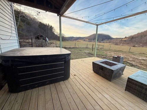 Peaceful 4-bedroom farmhouse with hot tub close to ATV trails and WinterPlace