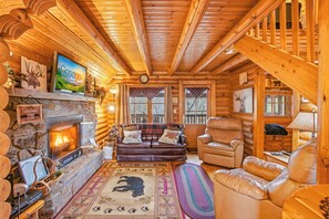 TV, fireplace - Sevierville Log Cabin Retreat・Hot Tub・Game Loft (Sevierville)
