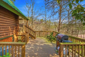 Terrace/patio - Sevierville Log Cabin Retreat・Hot Tub・Game Loft (Sevierville)