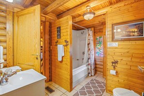 Shower, hair dryer, towels, shampoo - Sevierville Log Cabin Retreat・Hot Tub・Game Loft (Sevierville)