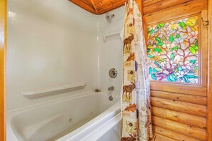Shower, hair dryer, towels, shampoo - Sevierville Log Cabin Retreat・Hot Tub・Game Loft (Sevierville)