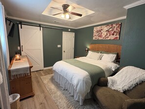 3 bedrooms, iron/ironing board, Internet, bed sheets - Cozy 3-bedroom cottage in beautiful Gulfport with AC (Gulfport)