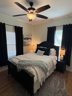 3 bedrooms, iron/ironing board, Internet, bed sheets - Cozy 3-bedroom cottage in beautiful Gulfport with AC (Gulfport)