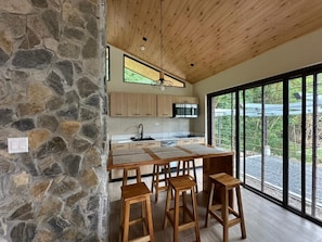 Wasserkocher mit Kaffee-/Teezubehör, Kühlschrank, Mikrowelle, Ofen