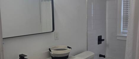 シャワー、タオル、石鹸、トイレットペーパー