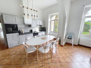 Microwave, oven, stovetop, dishwasher - Charming estate with swimming pool - Group gîte for 15 people. (Castéra-Verduzan)