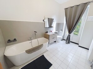 Shower, hair dryer, towels, toilet paper - Charming estate with swimming pool - Group gîte for 15 people. (Castéra-Verduzan)