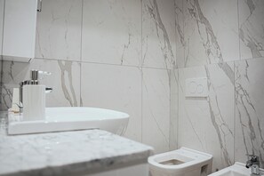 Shower, hair dryer, bidet, towels - LUXURY SEA EZLIN HOUSE (Savona)