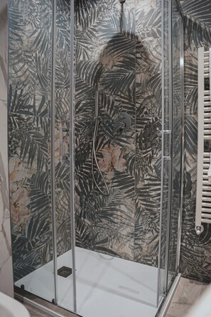 Shower, hair dryer, bidet, towels - LUXURY SEA EZLIN HOUSE (Savona)