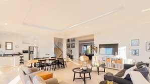 A modern living space with a kitchen, dining area, and seating area. - Borderline Metline (Metline)