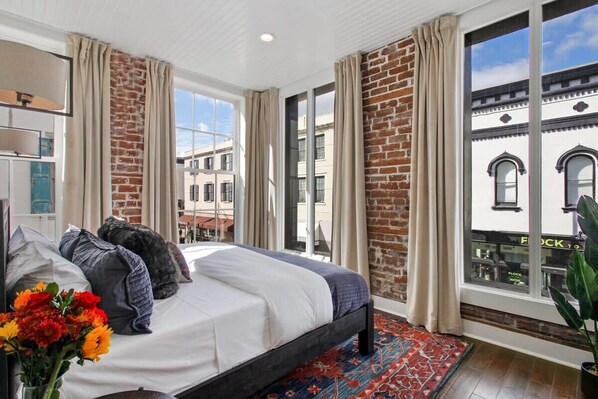 3 bedrooms, desk, iron/ironing board, free WiFi - 3BR Historic District Condo | Vibrant Nightlife (Savannah)