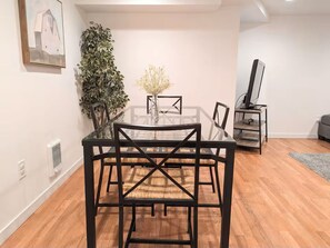 Dining - 2BR in heart of Seattle, close to Downtown & UW. Parking on site! (Seattle)