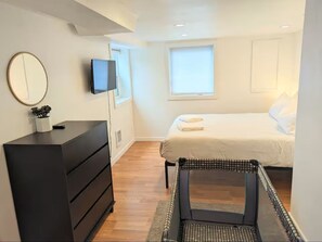 Room - 2BR in heart of Seattle, close to Downtown & UW. Parking on site! (Seattle)