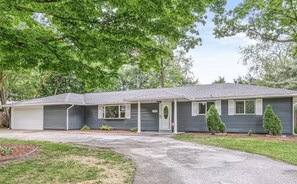 Exterior - Enjoy a stay near Notre Dame! (South Bend)